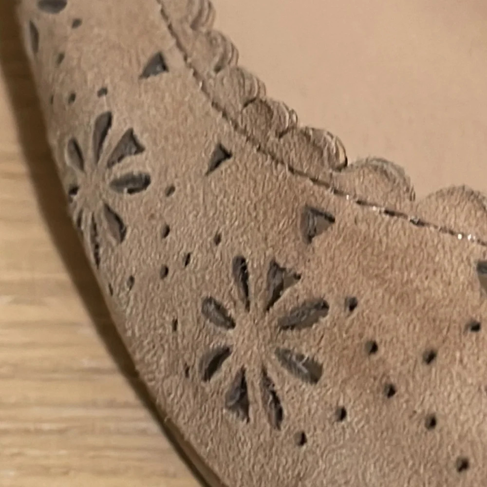 Joe’s Pointy Almond Toe Suede Cutout Flats Tan size 8.5 - Picture 16 of 16